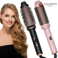 Femme aux cheveux ondulés avec deux brosses chauffantes lissantes électriques, noir et rose.