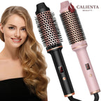 Femme aux cheveux ondulés avec deux brosses chauffantes lissantes électriques, noir et rose.
